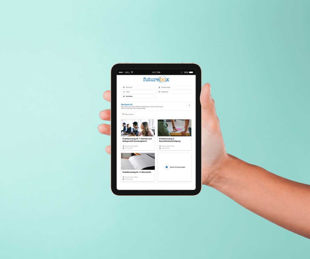 Smartphone in einer Hand, die die Future-Box zeigt.